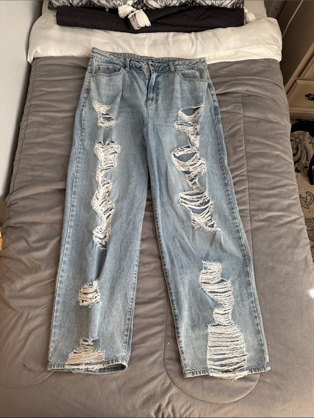 Fashion to Figure women’s Light Blue Distressed Boyfriend Jeans Sz 18